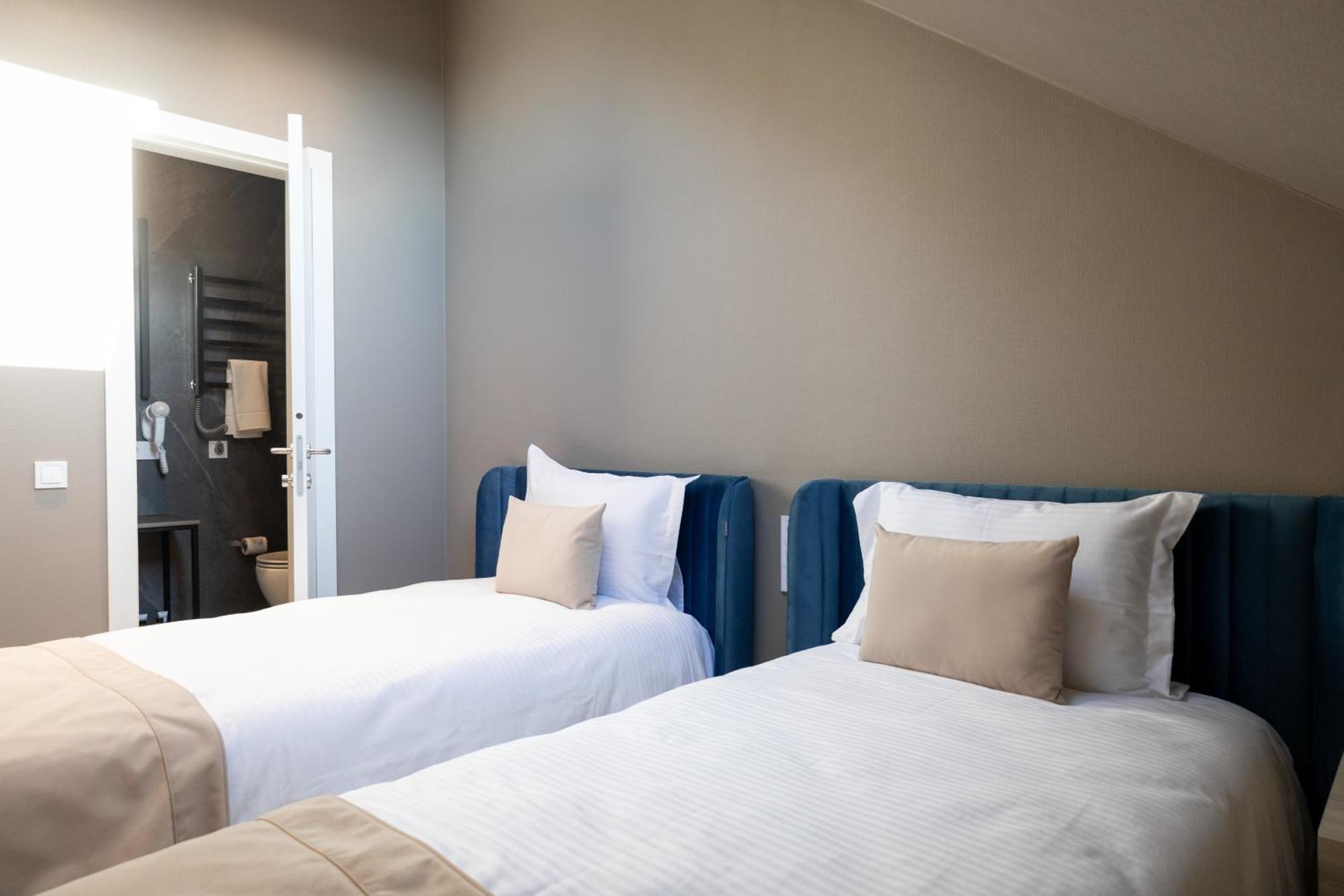 R.Hotel แชร์นิฟซี ภายนอก รูปภาพ