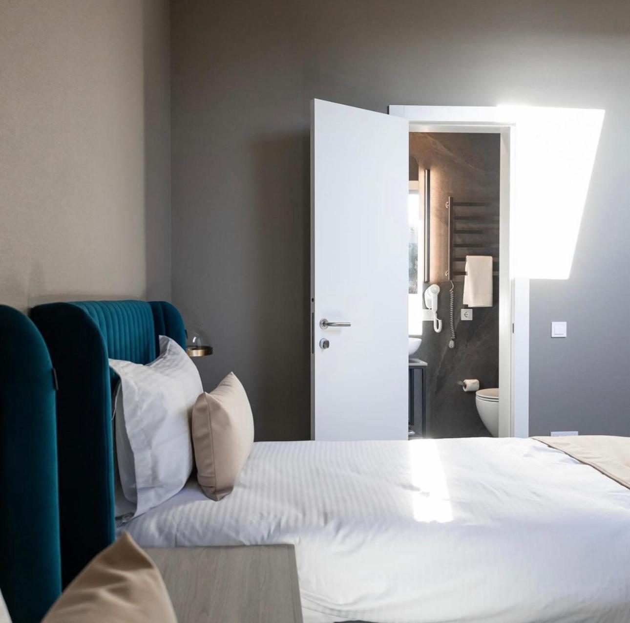R.Hotel แชร์นิฟซี ภายนอก รูปภาพ